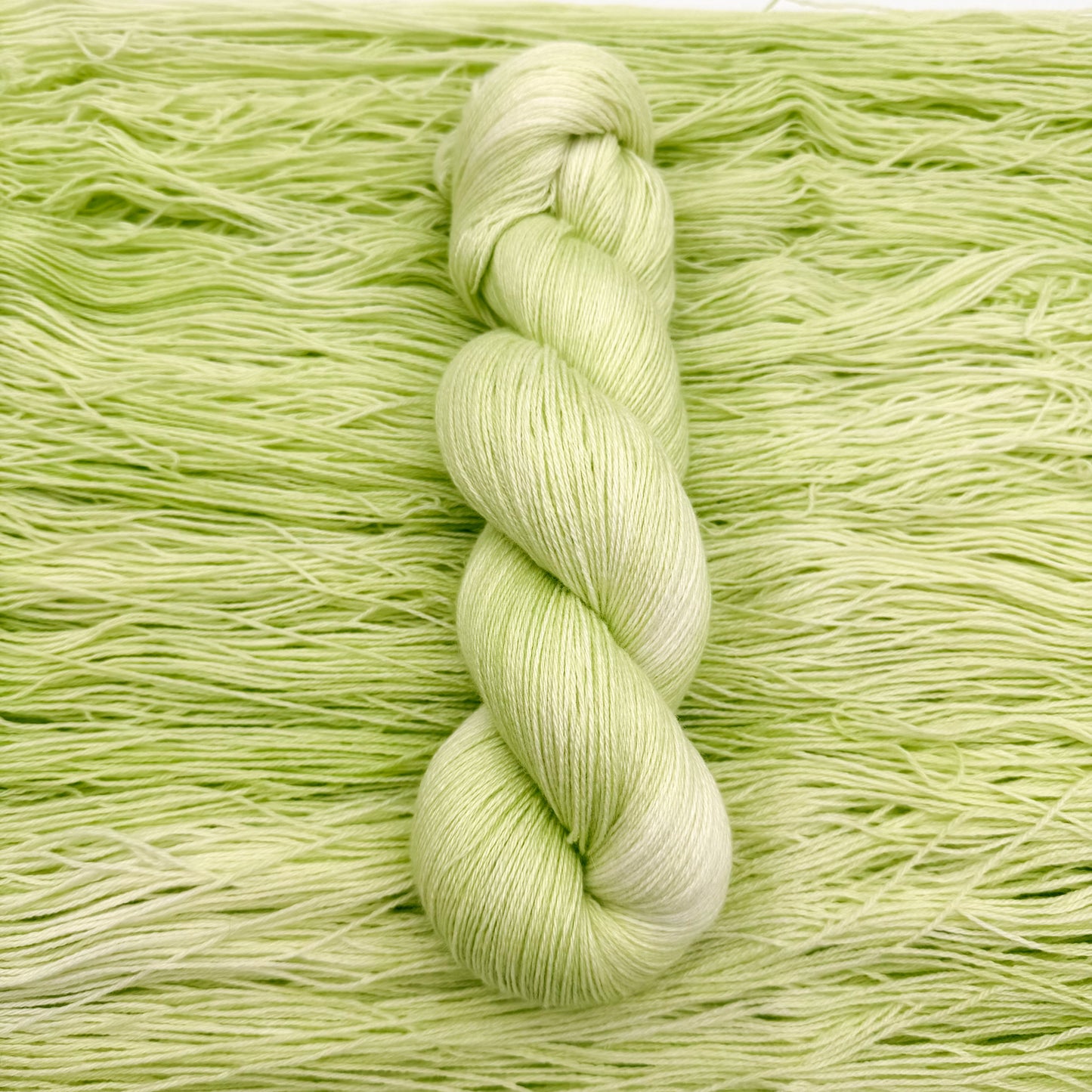 Håndfarvet minkgarn i farven The Apple Lover – blødt luksusgarn fra A Knitters World
