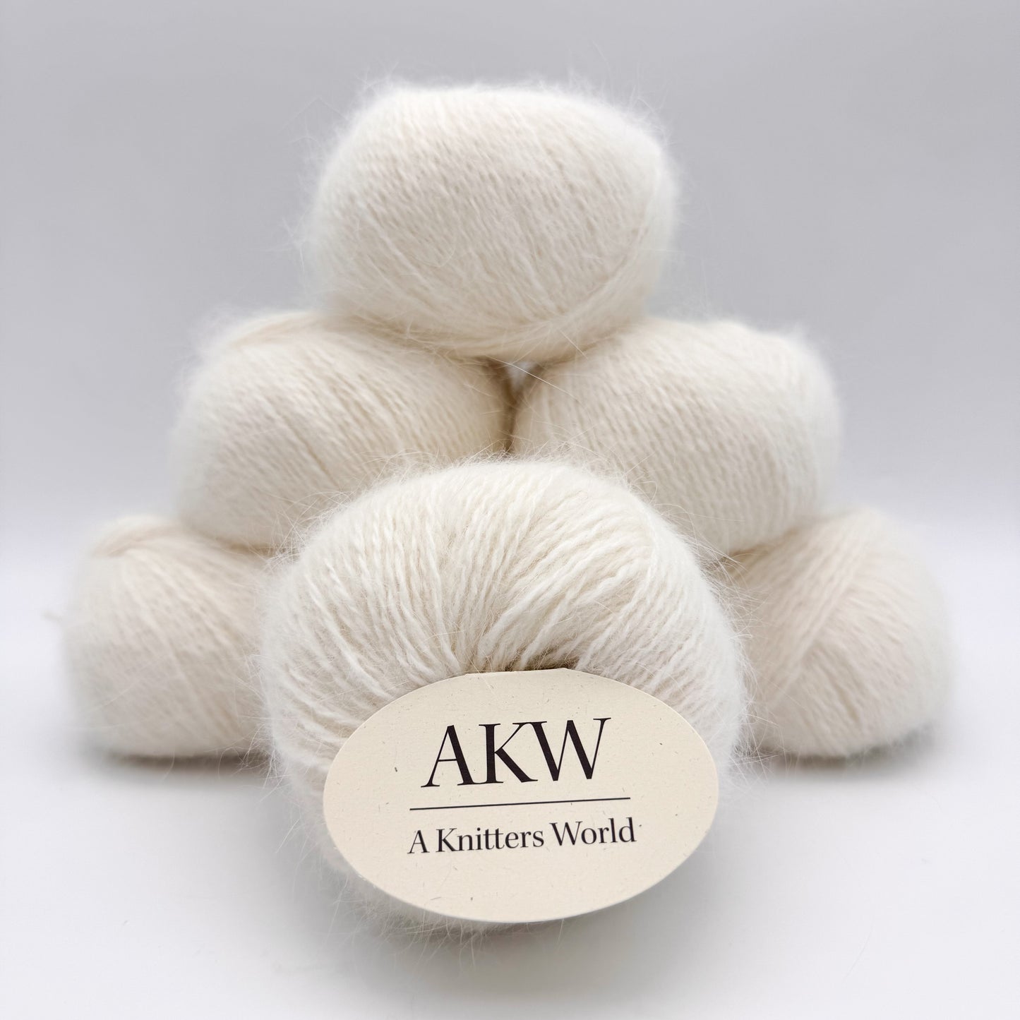 Fluffy angora garn i farven White – AKW Skala B luksusgarn fra A Knitters World