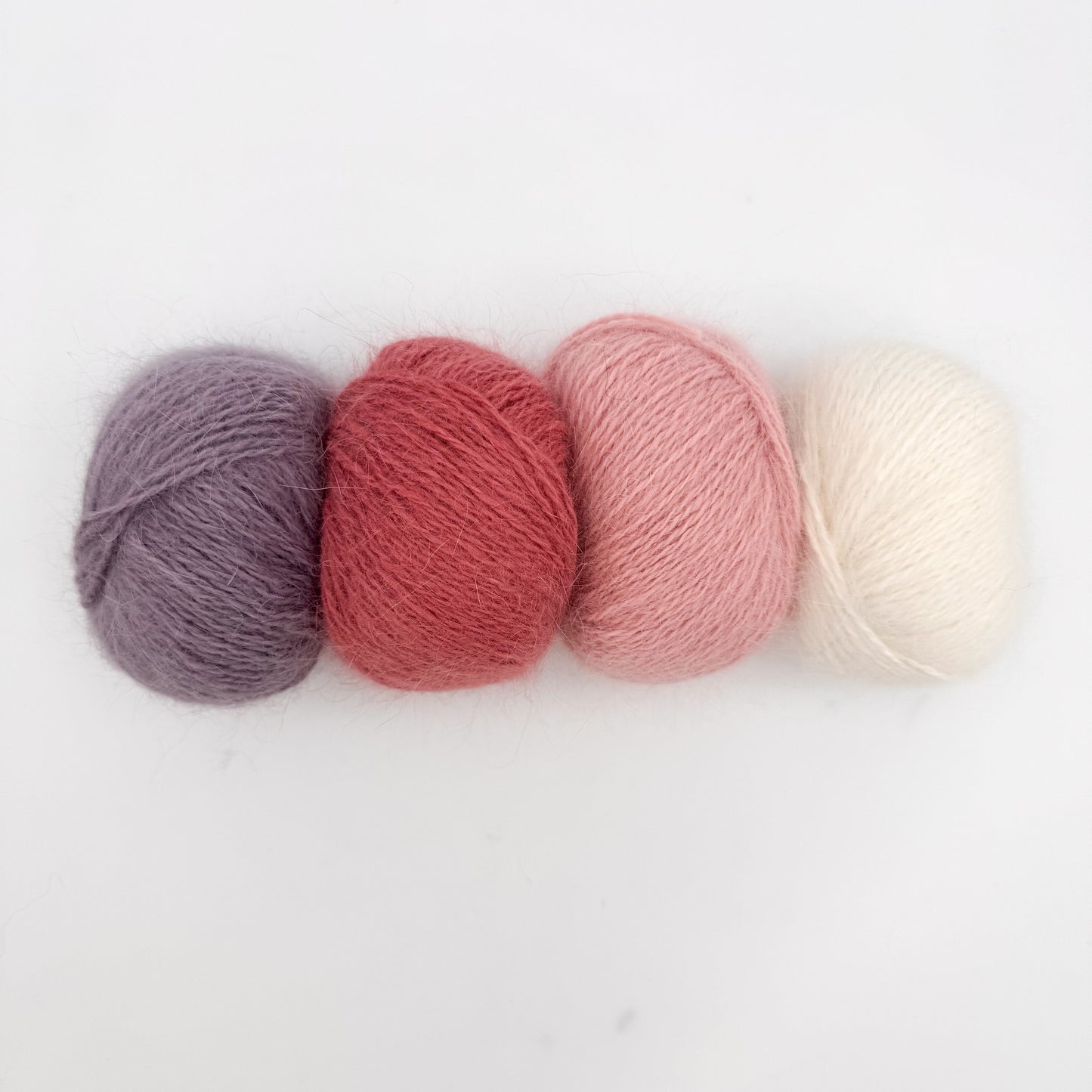 Fluffy angora garn i farven Watermelon – AKW Skala B luksusgarn fra A Knitters World