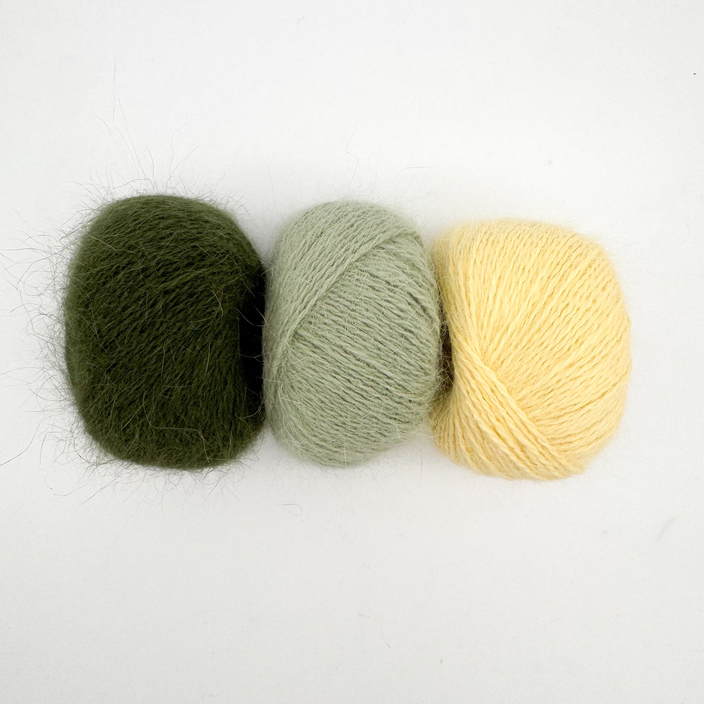 Fluffy angora garn i farven Pastel Yellow – AKW Skala B luksusgarn fra A Knitters World