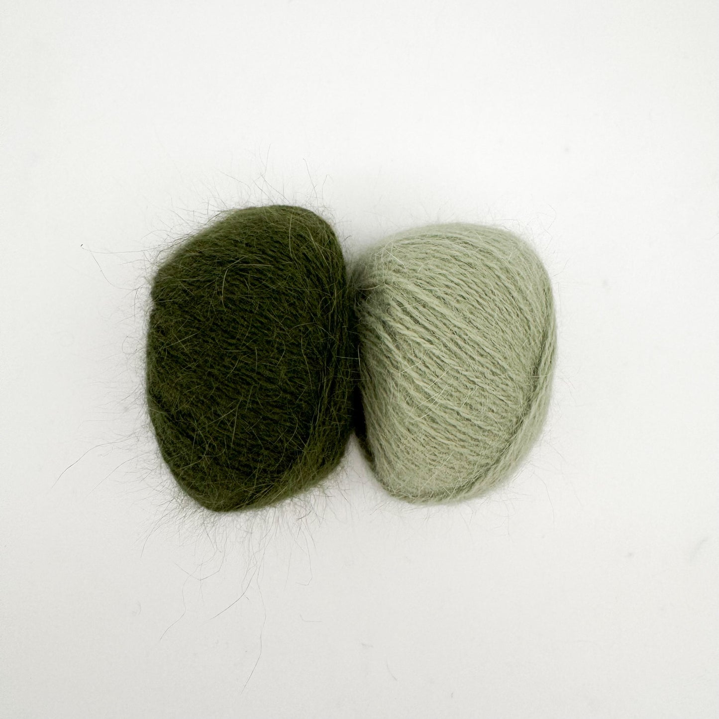 Fluffy angora garn i farven Sage Green – AKW Skala B luksusgarn fra A Knitters World
