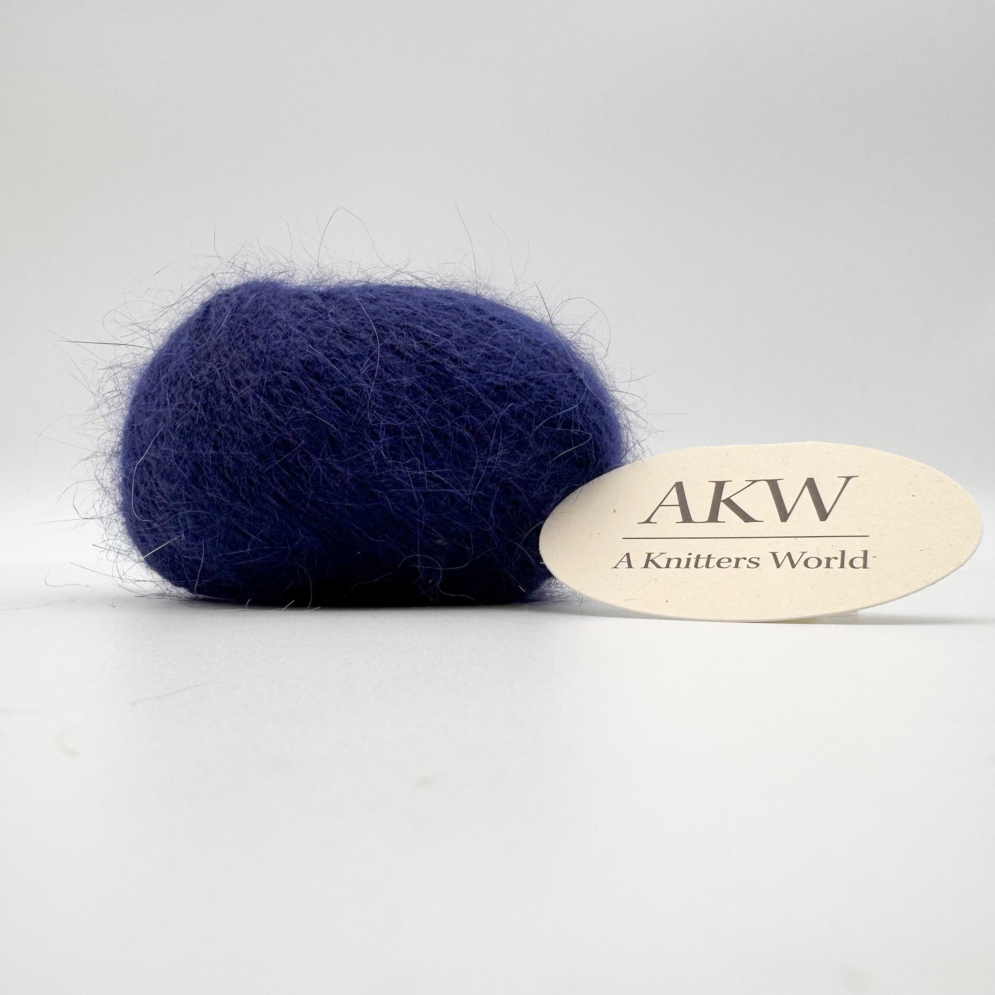 Fluffy angora garn i farven Royal Blue – AKW Skala B luksusgarn fra A Knitters World