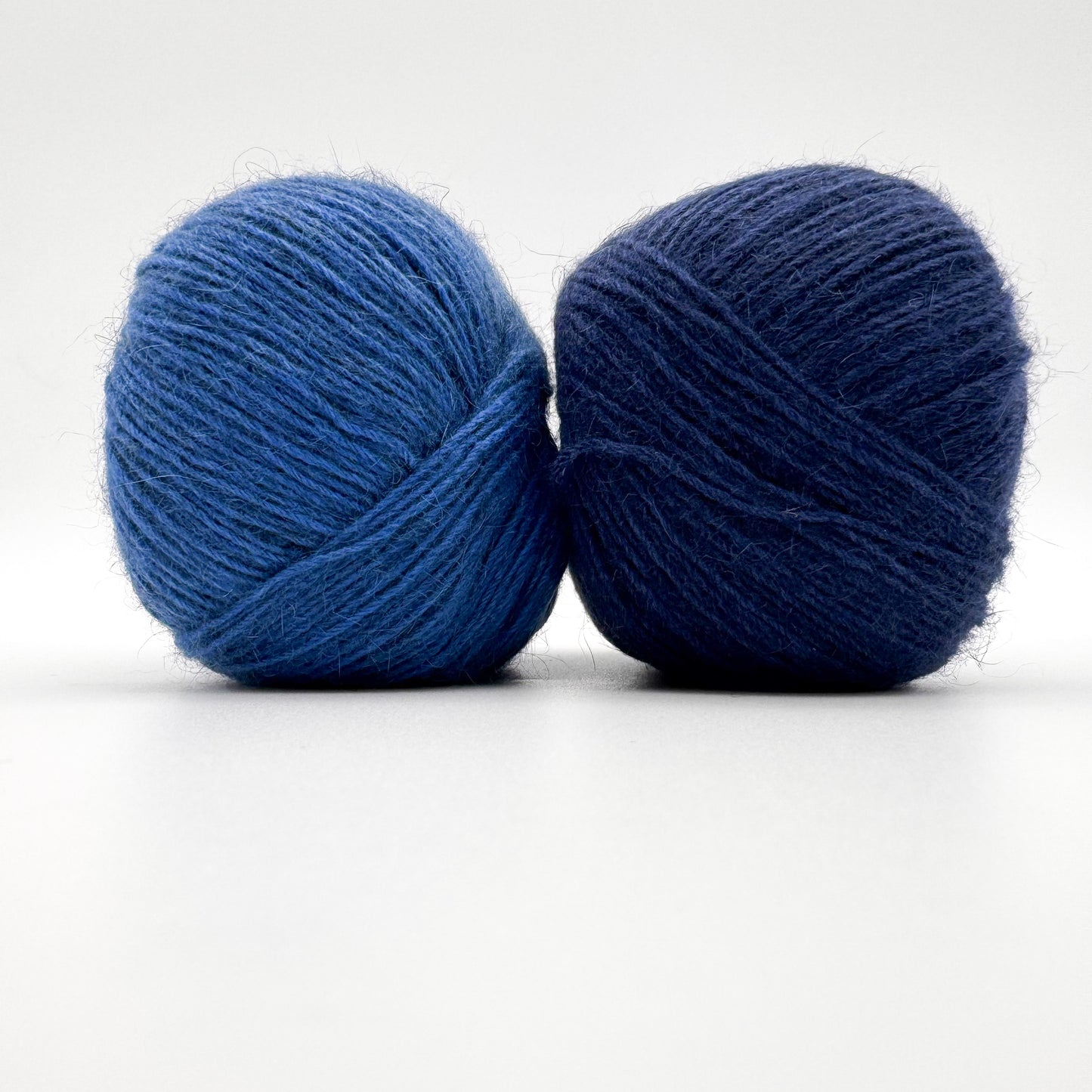 Possum garn i farven Navy Blue – AKW Skala A luksusgarn med cashmere og mulberry silke