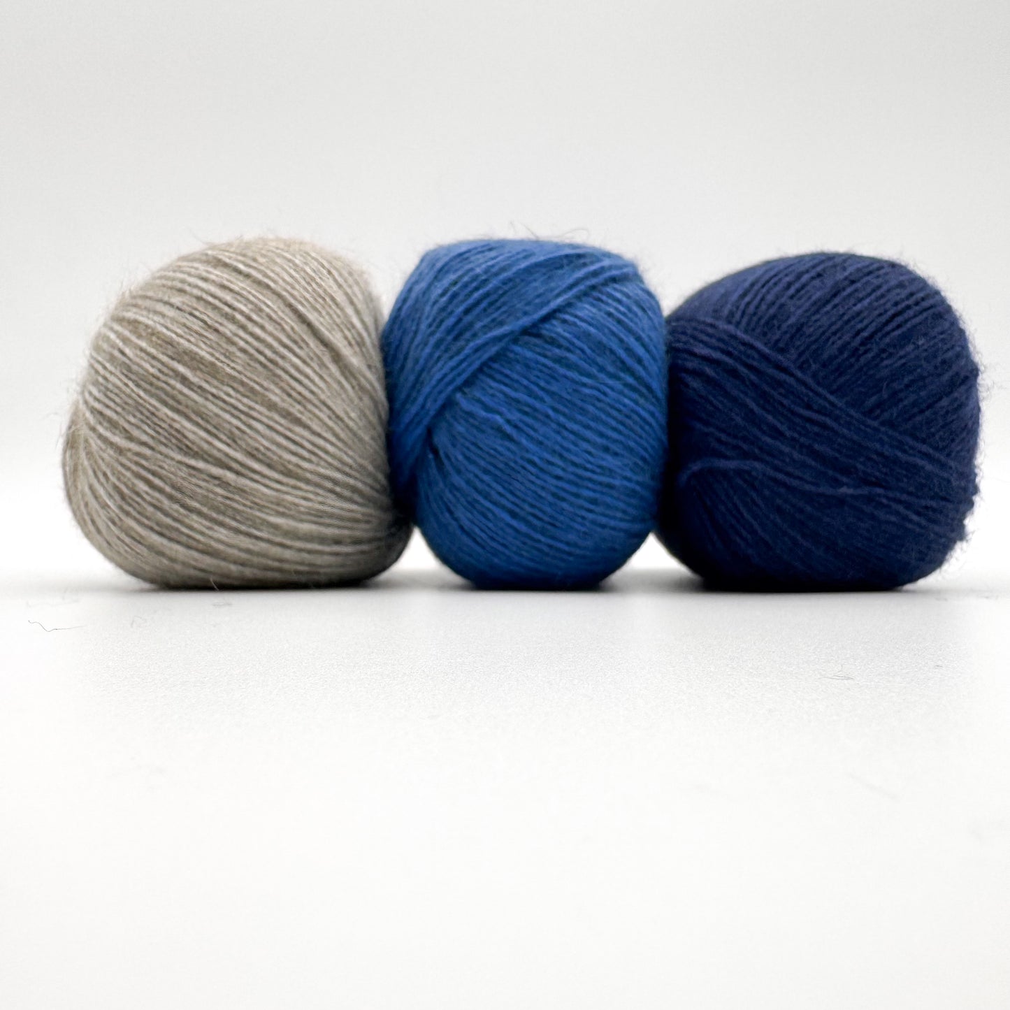 Possum garn i farven Navy Blue – AKW Skala A luksusgarn med cashmere og mulberry silke