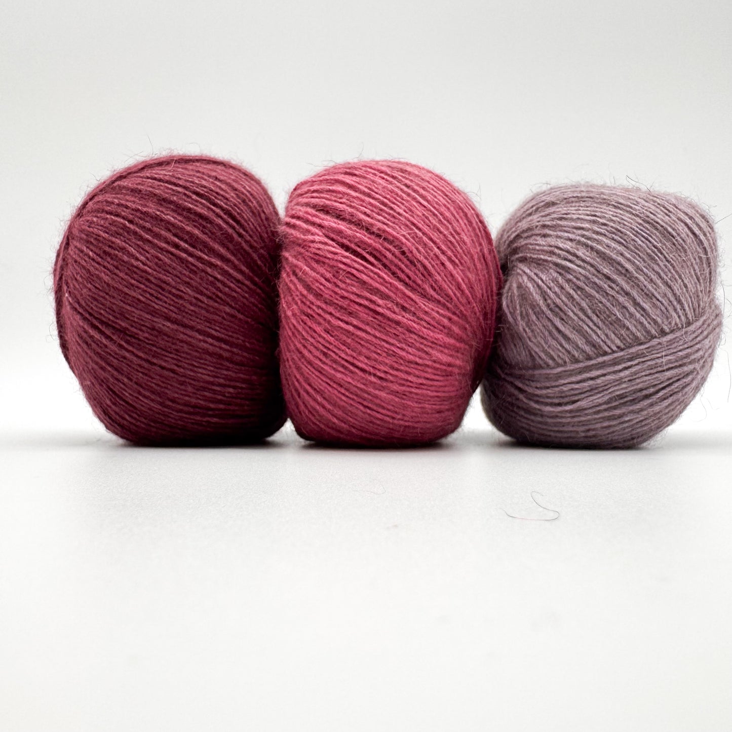 Possum garn i farven Rasberry – AKW Skala A luksusgarn med cashmere og mulberry silke