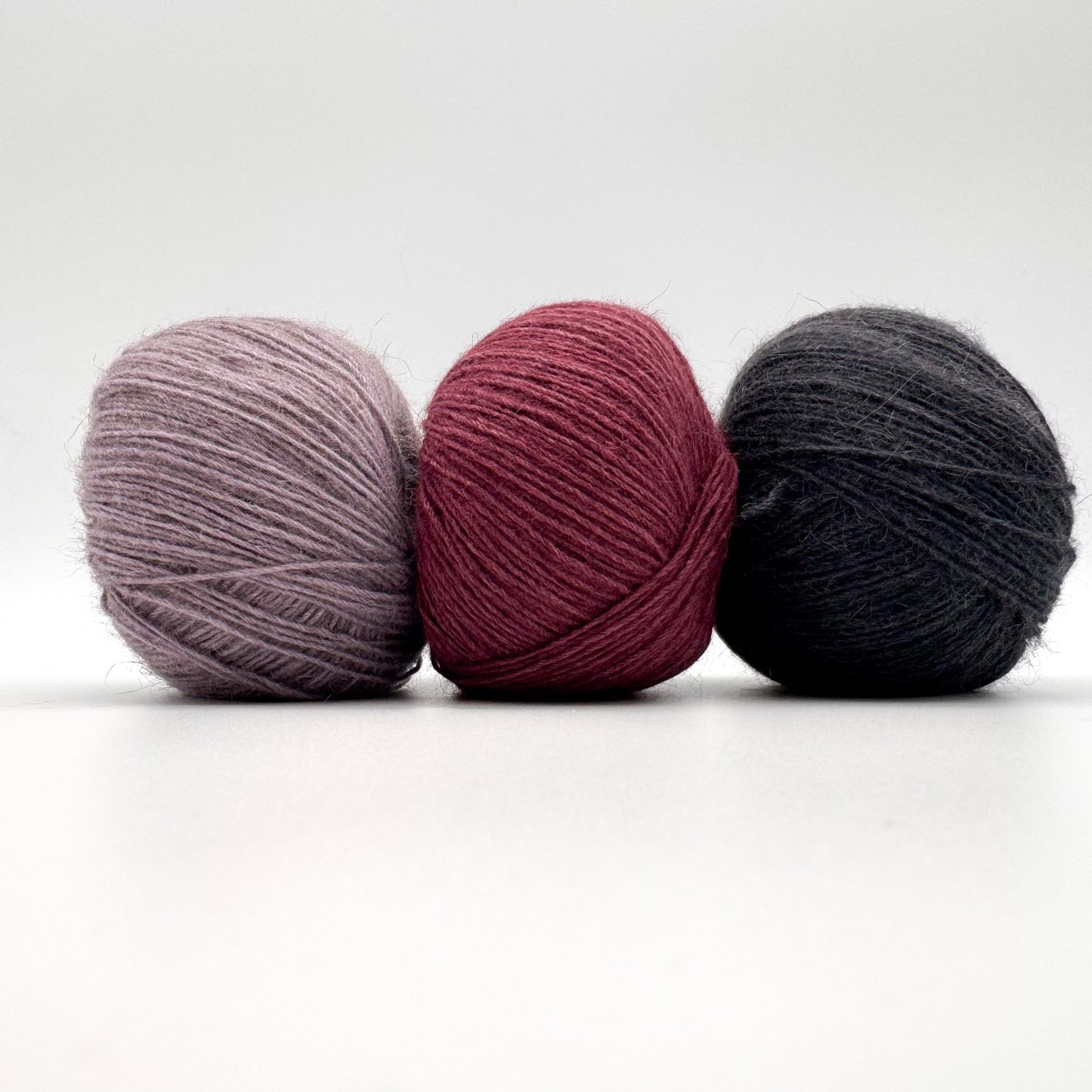 Possum garn i farven Dark Rasberry – AKW Skala A luksusgarn med cashmere og mulberry silke