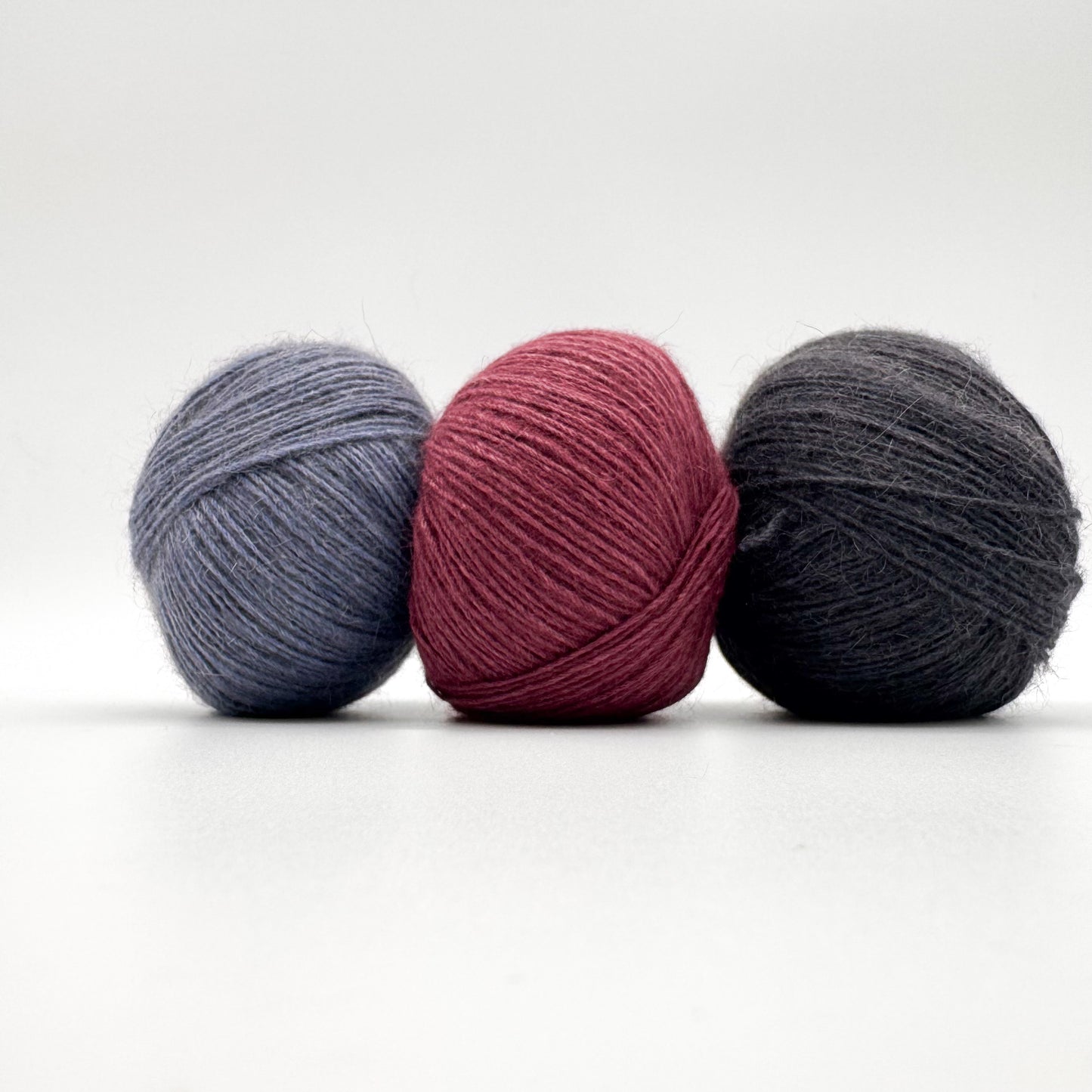 Possum garn i farven Dark Rasberry – AKW Skala A luksusgarn med cashmere og mulberry silke
