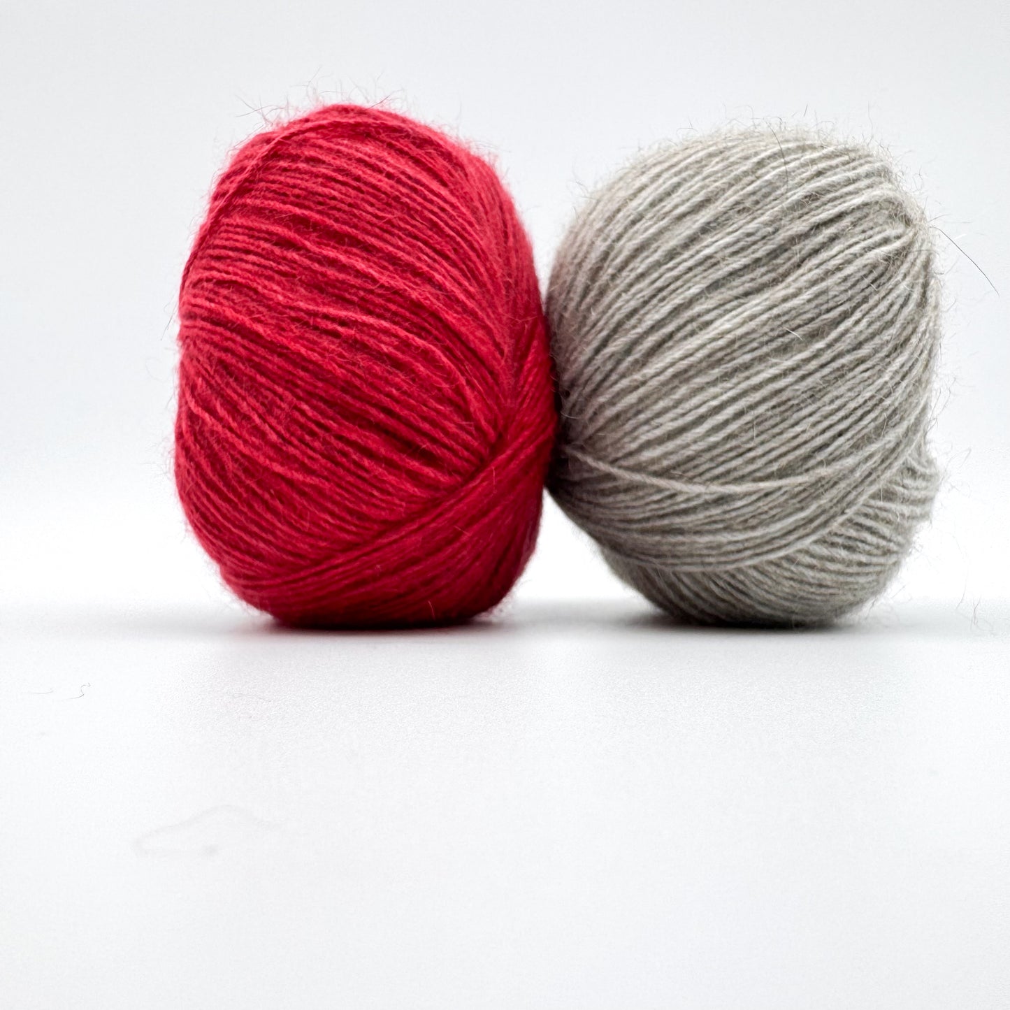 Possum garn i farven Amaranth Red – AKW Skala A luksusgarn med cashmere og mulberry silke