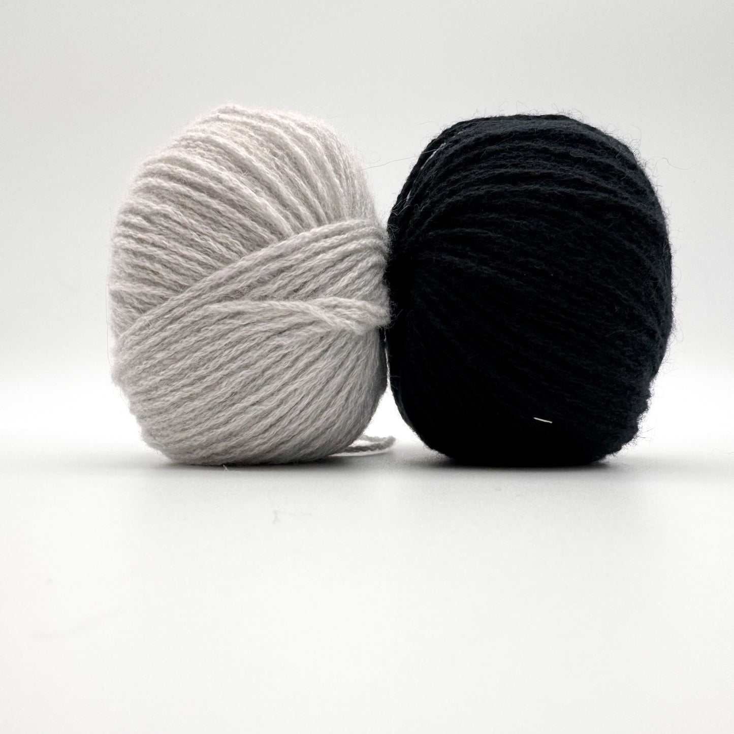 Cashmere garn i farven Black – 100% Mongolian Cashmere, AKW Skala A fra A Knitters World
