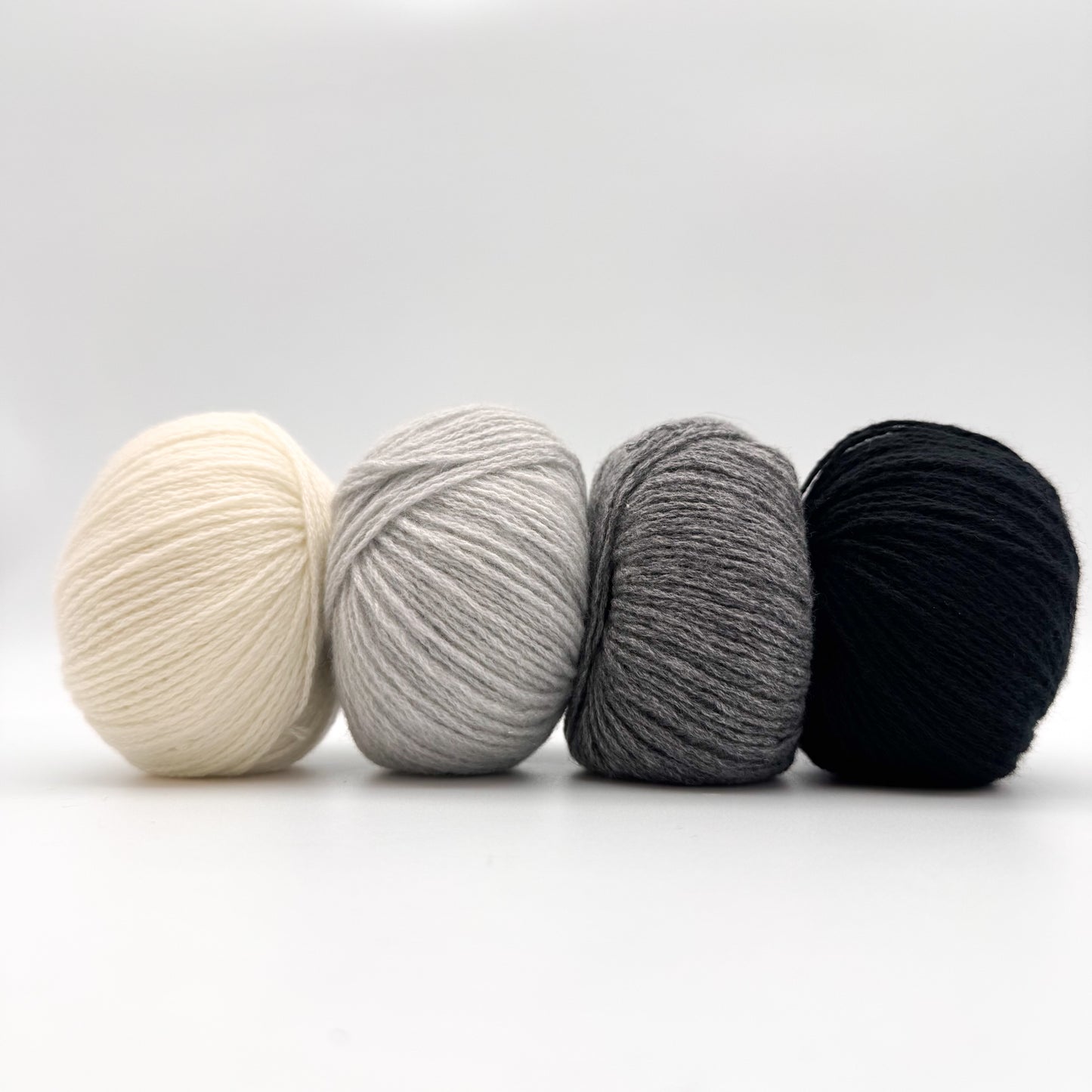 Cashmere garn i farven Black – 100% Mongolian Cashmere, AKW Skala A fra A Knitters World