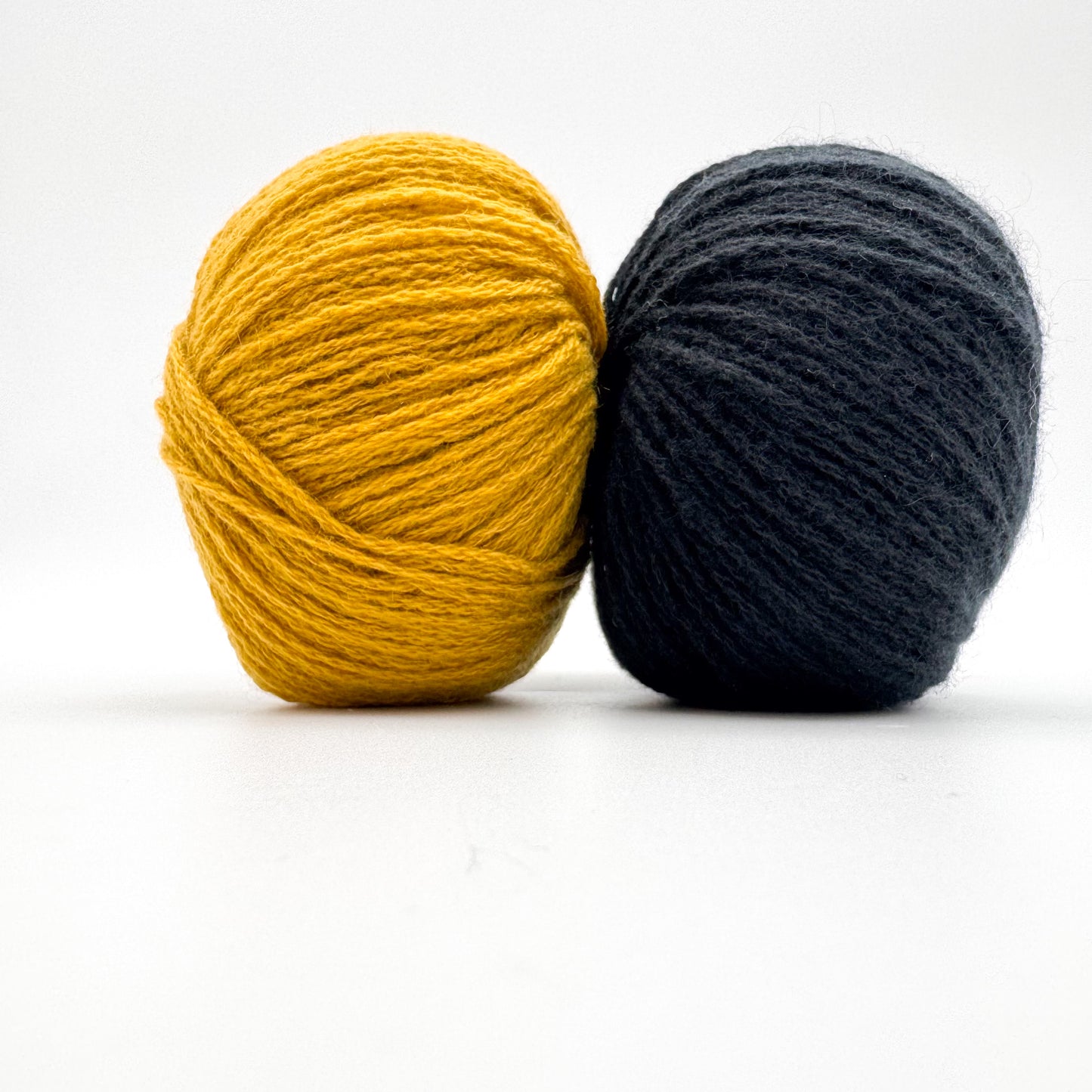 Cashmere garn i farven Black – 100% Mongolian Cashmere, AKW Skala A fra A Knitters World