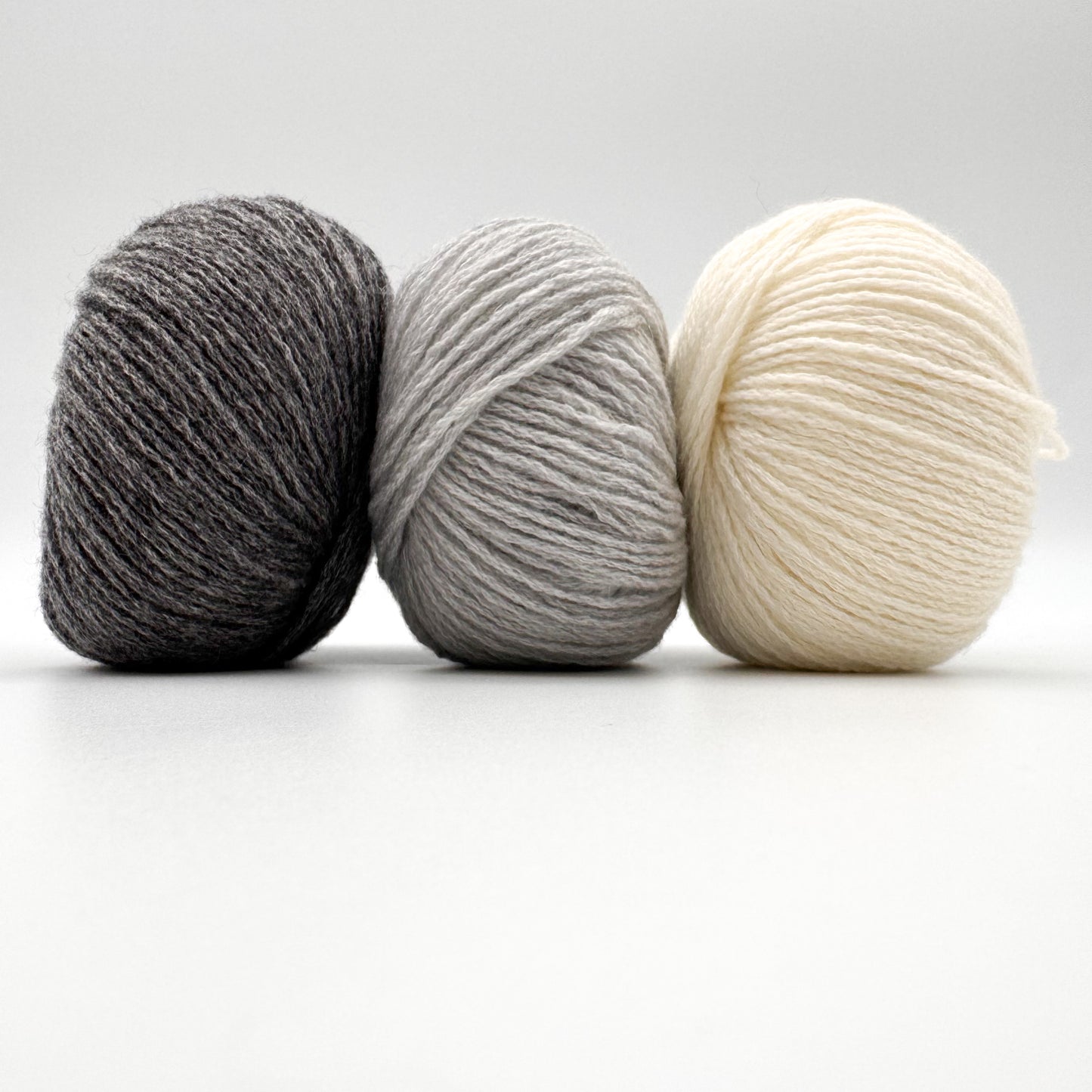 Cashmere garn i farven Dove Grey – 100% Mongolian Cashmere, AKW Skala A fra A Knitters World