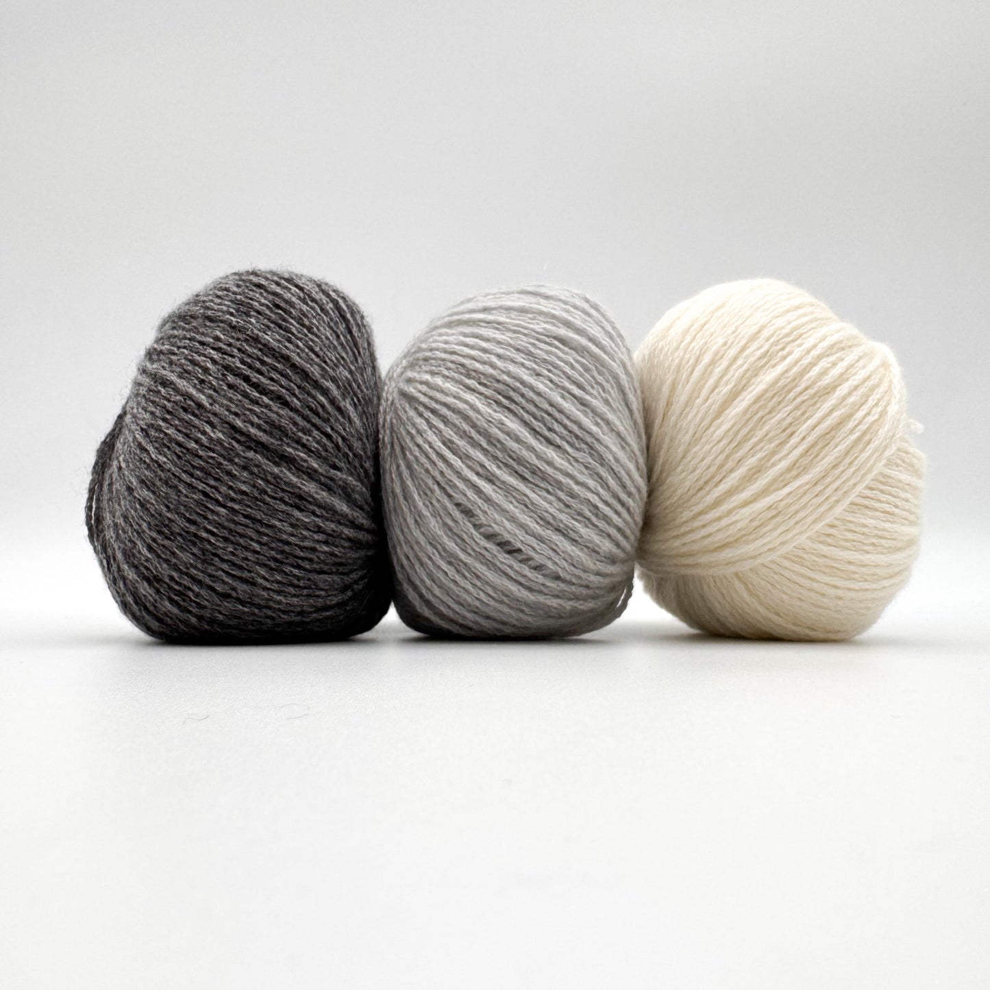 Cashmere garn i farven White – 100% Mongolian Cashmere, AKW Skala A fra A Knitters World