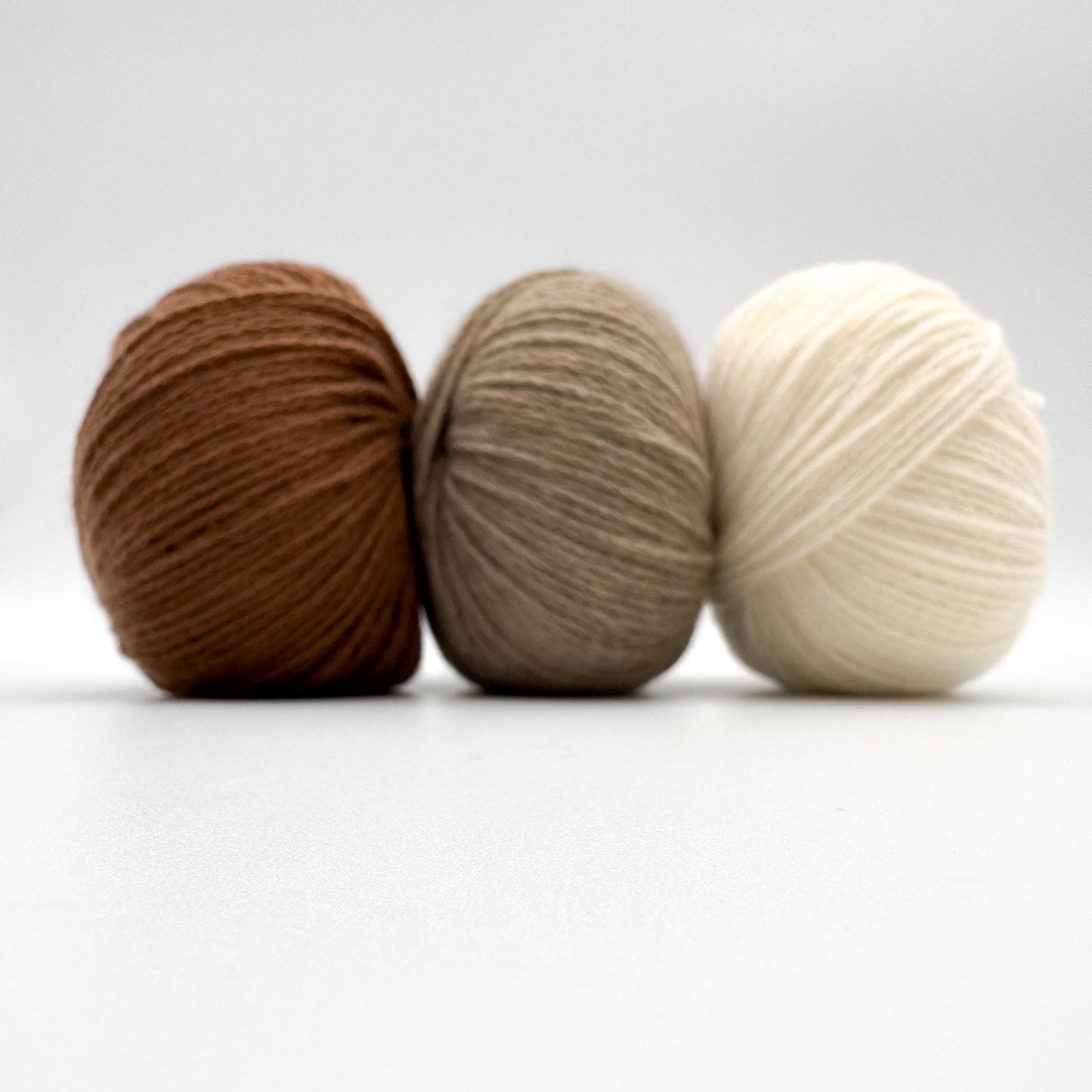 Cashmere garn i farven White – 100% Mongolian Cashmere, AKW Skala A fra A Knitters World