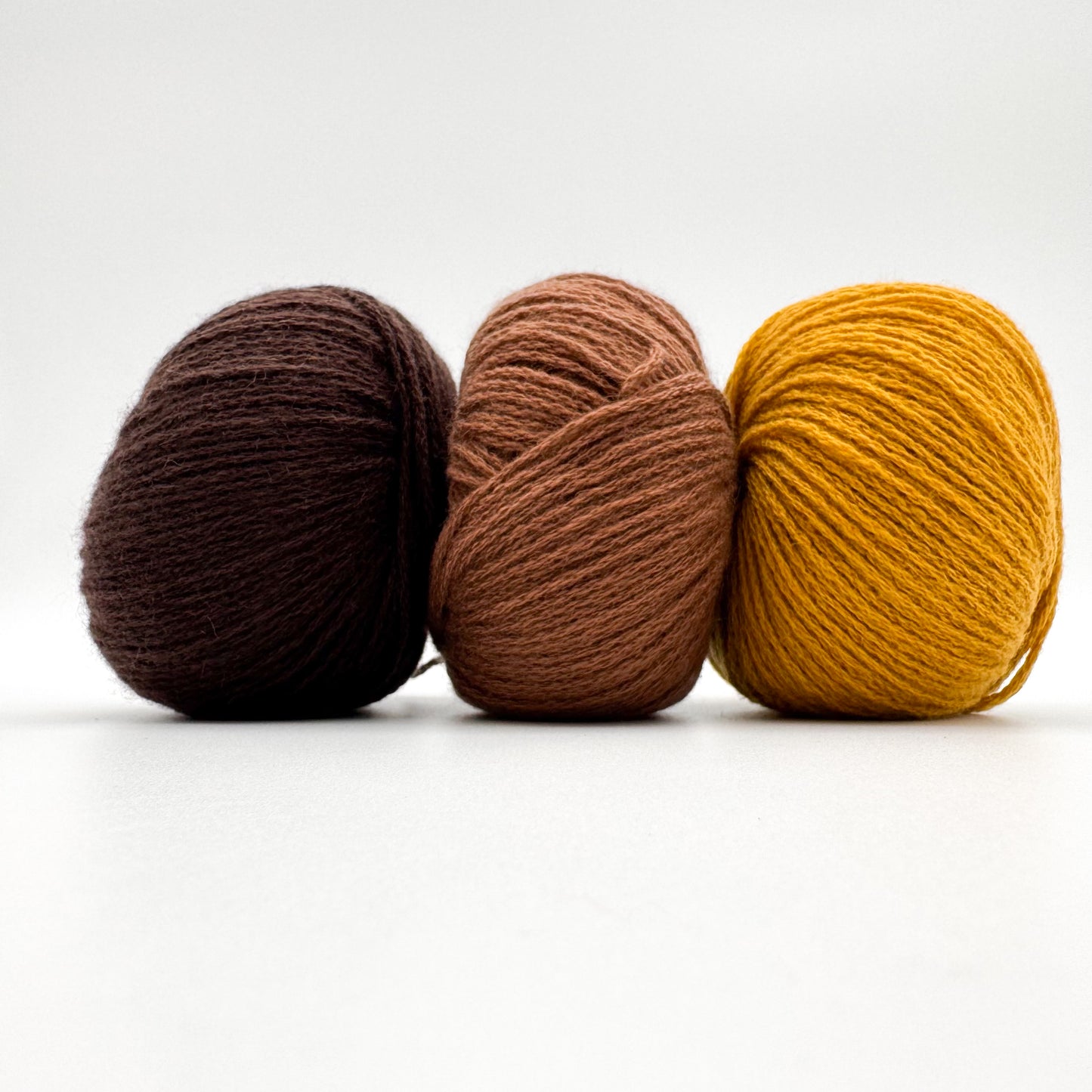 Cashmere garn i farven Mustard – 100% Mongolian Cashmere, AKW Skala A fra A Knitters World