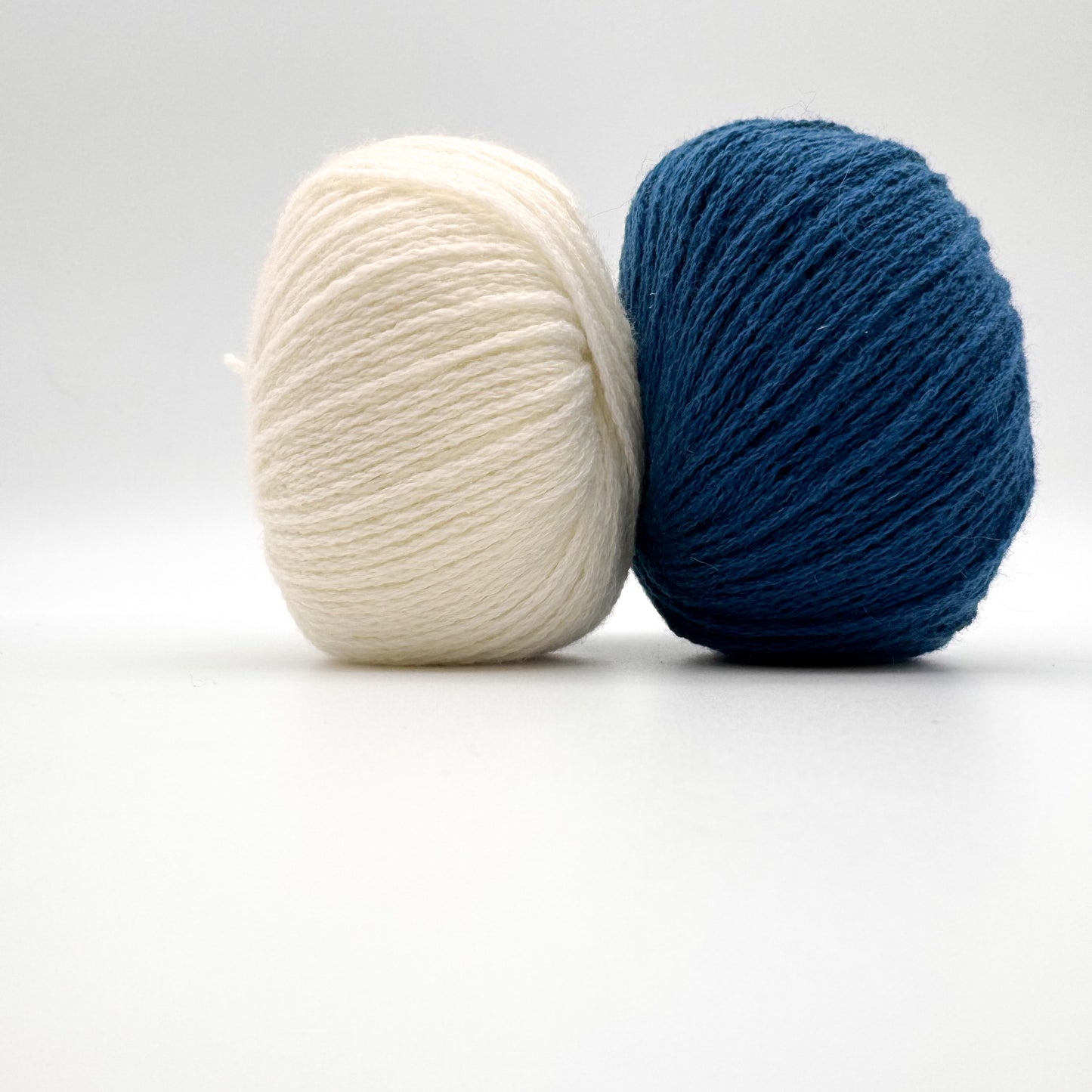 Cashmere garn i farven Teal – 100% Mongolian Cashmere, AKW Skala A fra A Knitters World