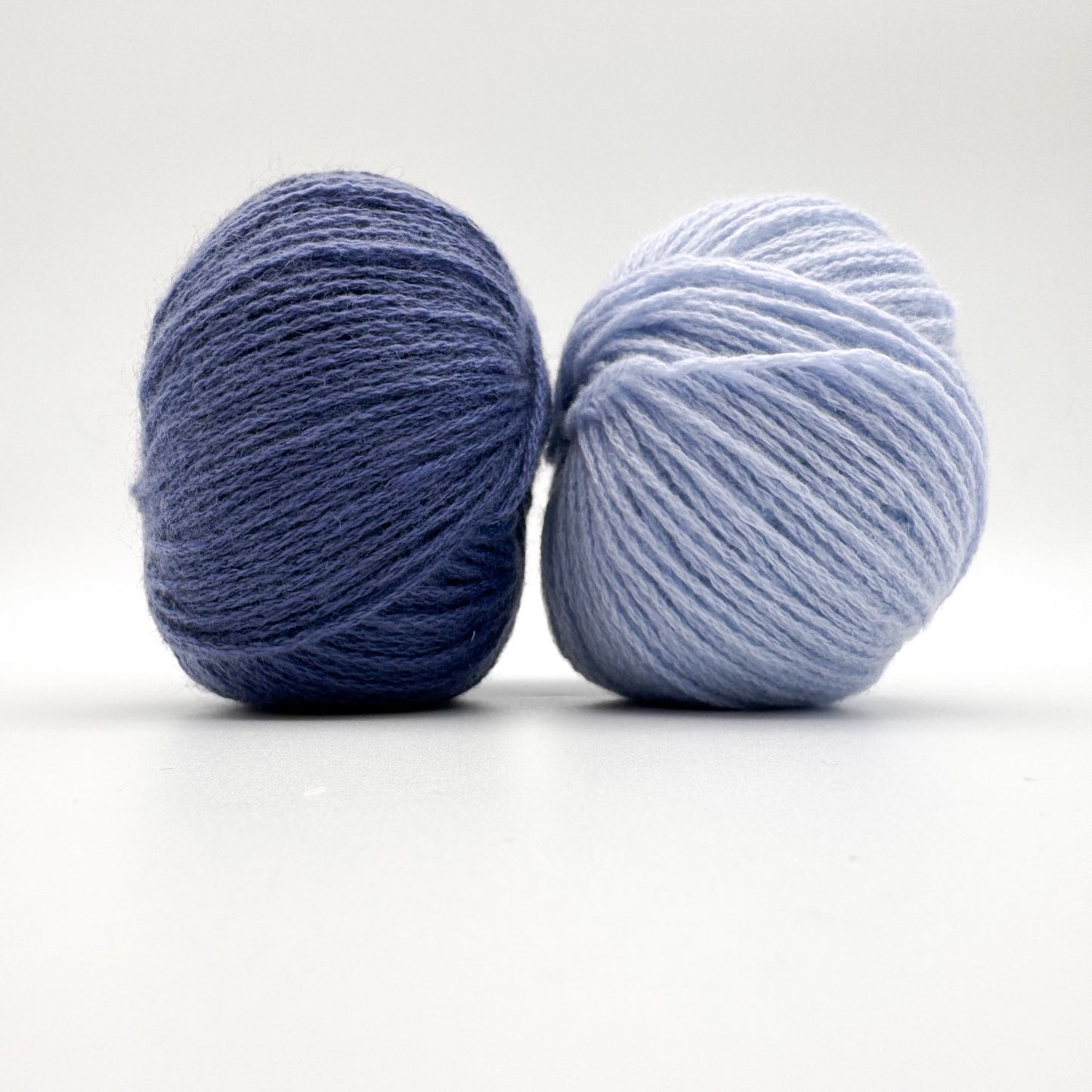 Cashmere garn i farven Baby Blue – 100% Mongolian Cashmere, AKW Skala A fra A Knitters World
