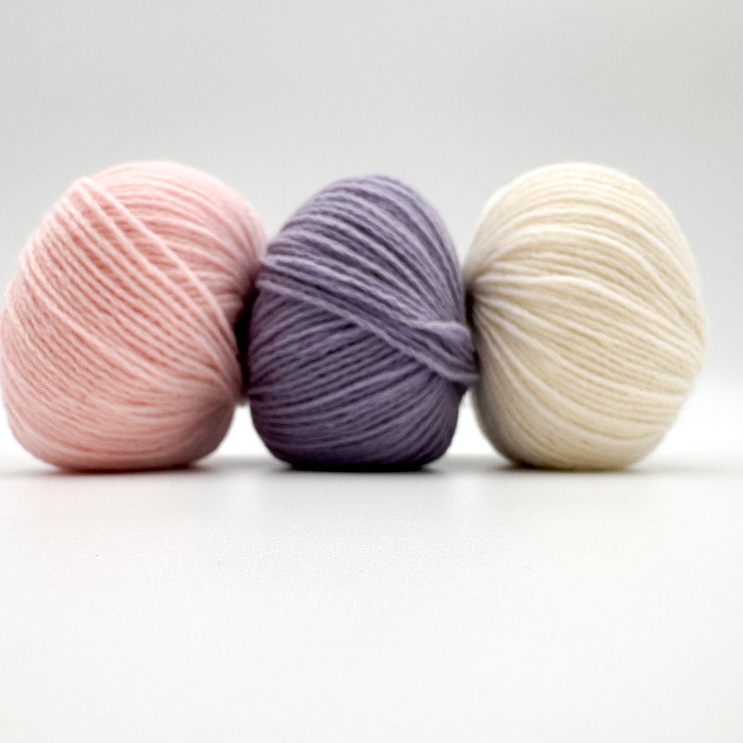 Cashmere garn i farven Lavender – 100% Mongolian Cashmere, AKW Skala A fra A Knitters World
