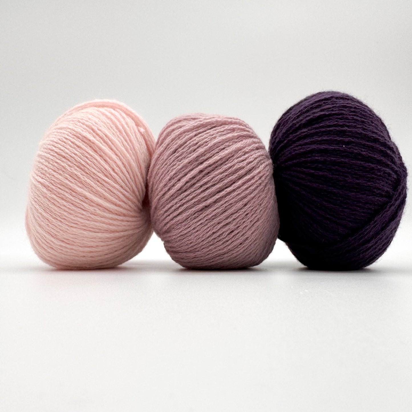Cashmere garn i farven Dusty Rose – 100% Mongolian Cashmere, AKW Skala A fra A Knitters World
