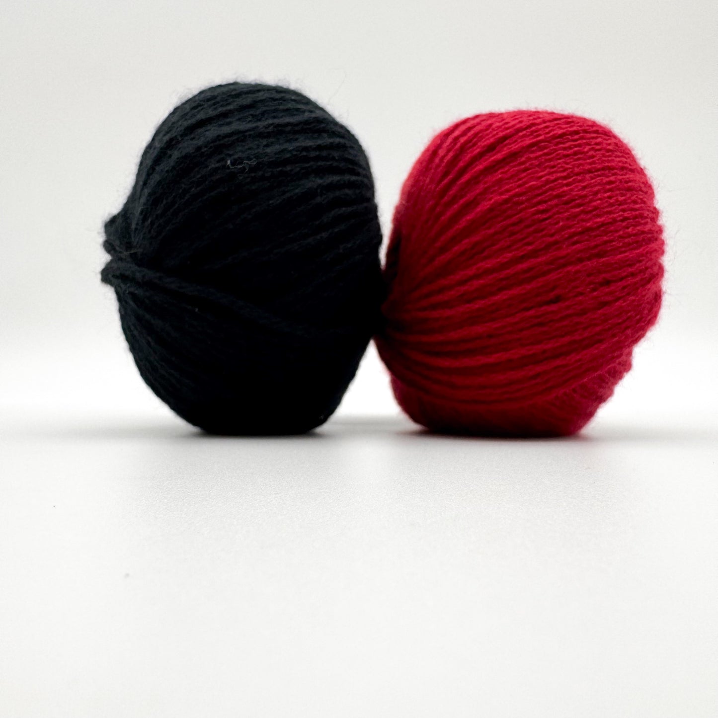 Cashmere garn i farven Fire Red – 100% Mongolian Cashmere, AKW Skala A fra A Knitters World