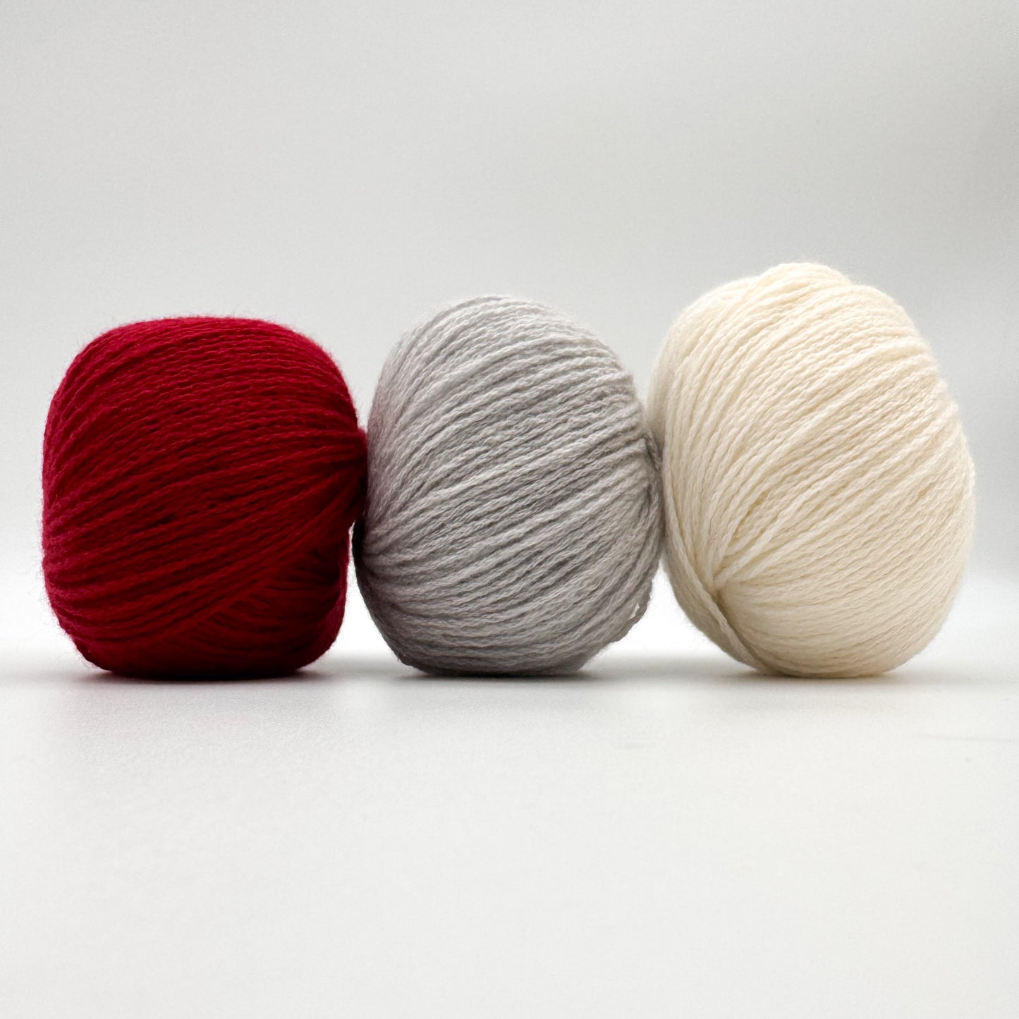 Cashmere garn i farven Fire Red – 100% Mongolian Cashmere, AKW Skala A fra A Knitters World