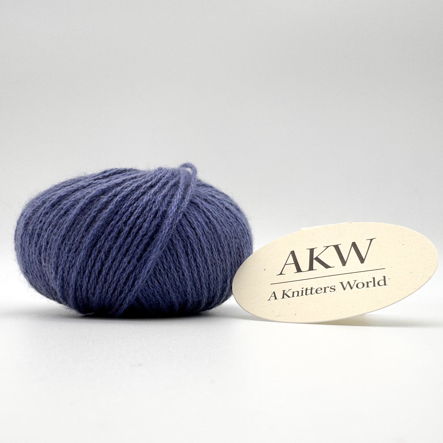 Cashmere garn i farven Jeans Blue – 100% Mongolian Cashmere, AKW Skala A fra A Knitters World