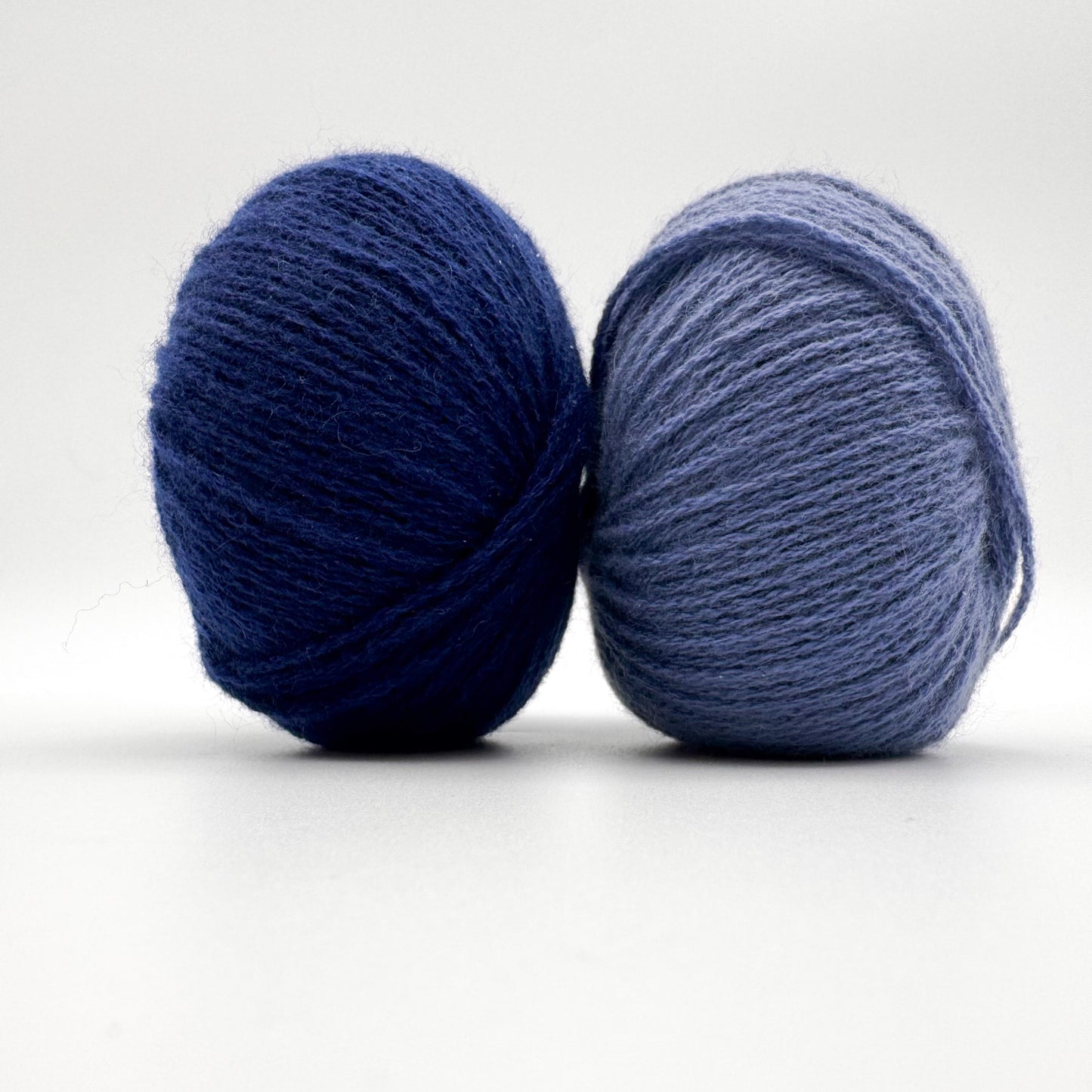 Cashmere garn i farven Jeans Blue – 100% Mongolian Cashmere, AKW Skala A fra A Knitters World